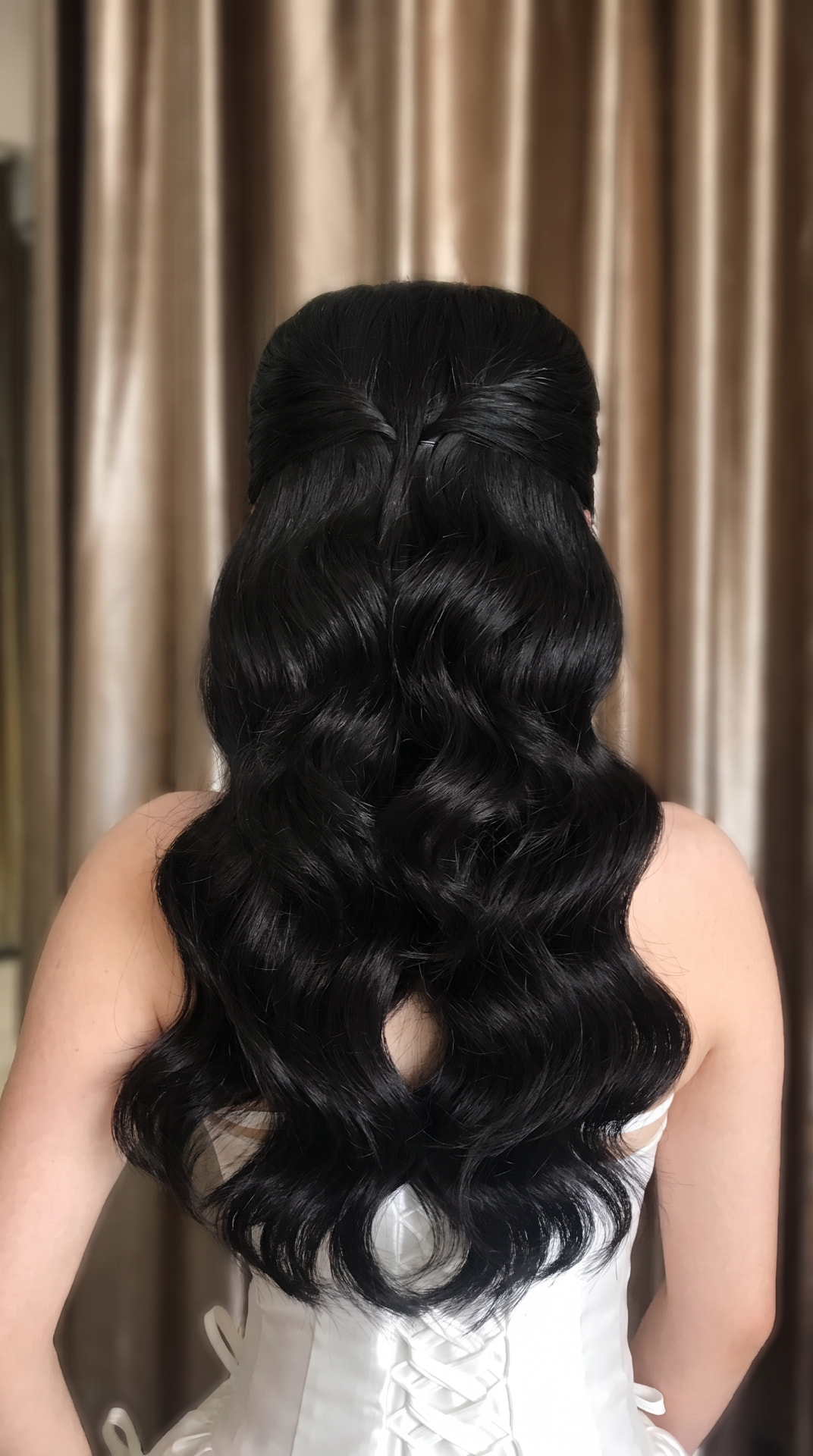 Tatanan rambut panjang bergelombang dilihat dari belakang